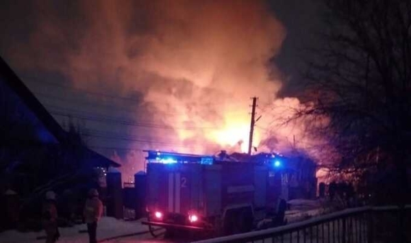 В сети публикуют видео горящего дома в Курске
