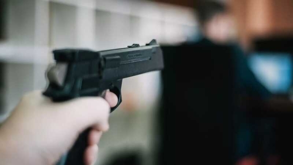 В Волгограде мужчина открыл стрельбу с балкона по закладчику наркотиков